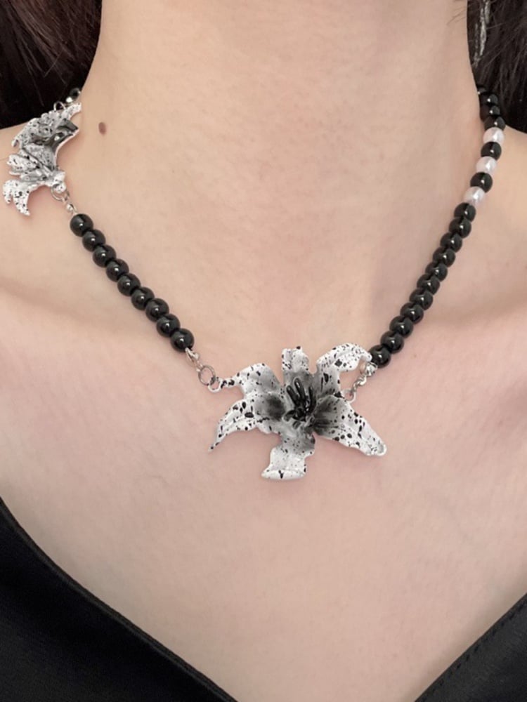 黒と白の花柄チャイナドレス風ビーズネックレス