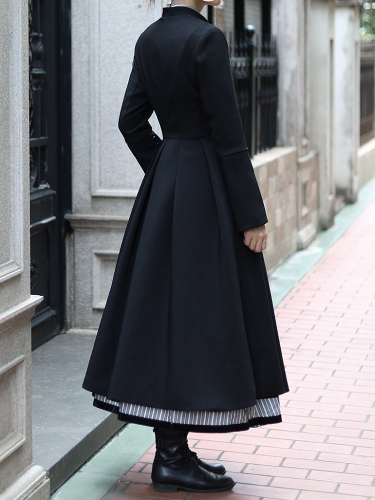 Schwarzer Mantel mit Stehkragen und langen Ärmeln