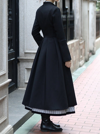 Schwarzer Mantel mit Stehkragen und langen Ärmeln