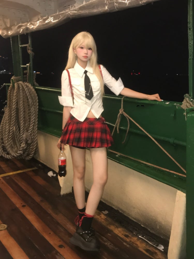 Krawatte mit schwarzen Kettenverzierungen