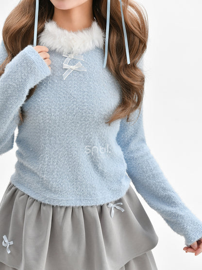 Blaues, langärmliges Oberteil mit Plüschbesatz am Ausschnitt und Schleifendetails