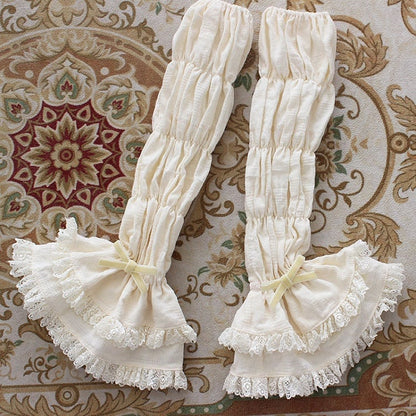 Schleife erhältlich, mehrlagige Ärmel mit Spitzenbesatz, 3 Weißtöne in Akzenten, Milchfarben