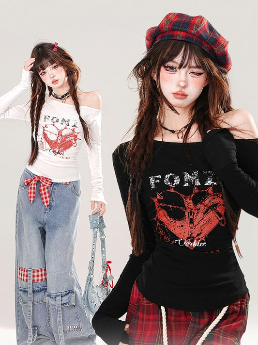 Schwarz/weißes Slim-Fit-Top mit asymmetrischem Ausschnitt und Herz