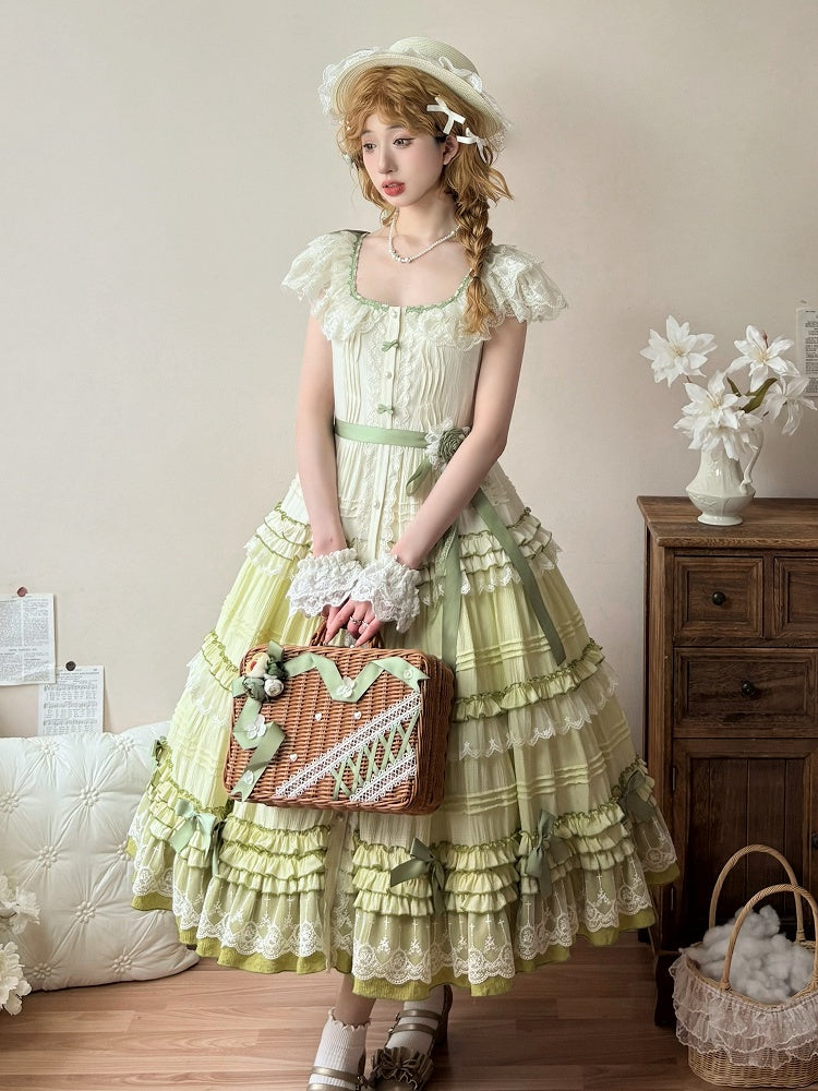 Dekorierte Blumenhülle mit grünem Band und Picknick-Rattan