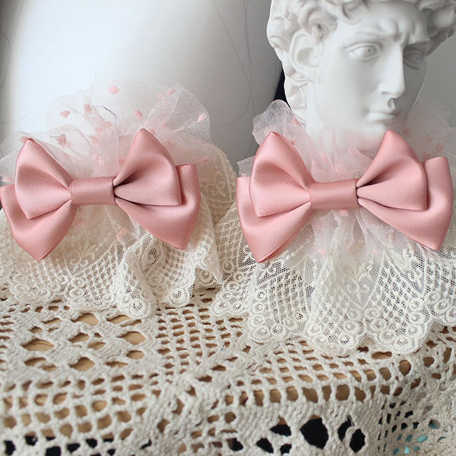 Beigefarbene Armmanschetten mit Schleifendetails und Tupfenmuster aus Spitze