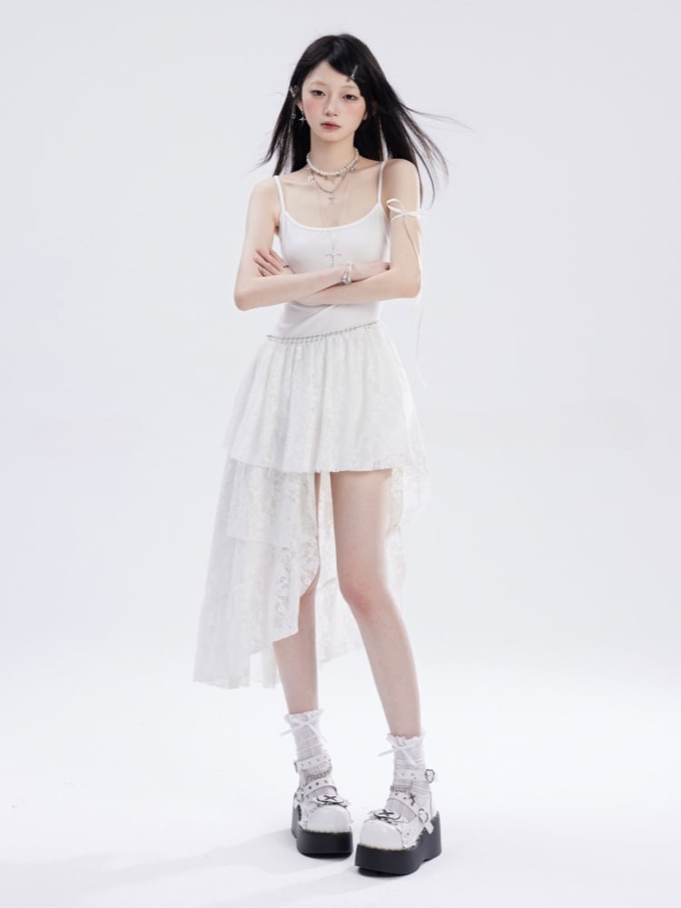 Taille und weißes asymmetrisches Unterkleid mit Spitzensaum und Kettenfrei