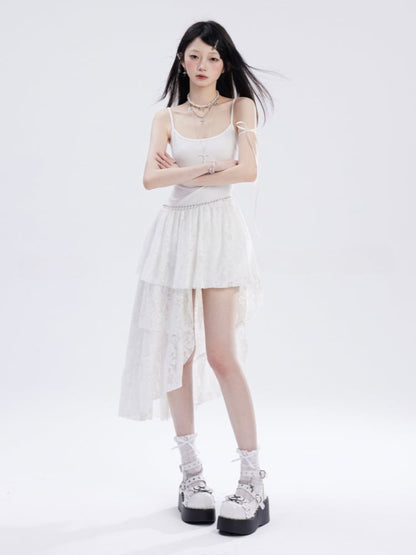 Taille und weißes asymmetrisches Unterkleid mit Spitzensaum und Kettenfrei