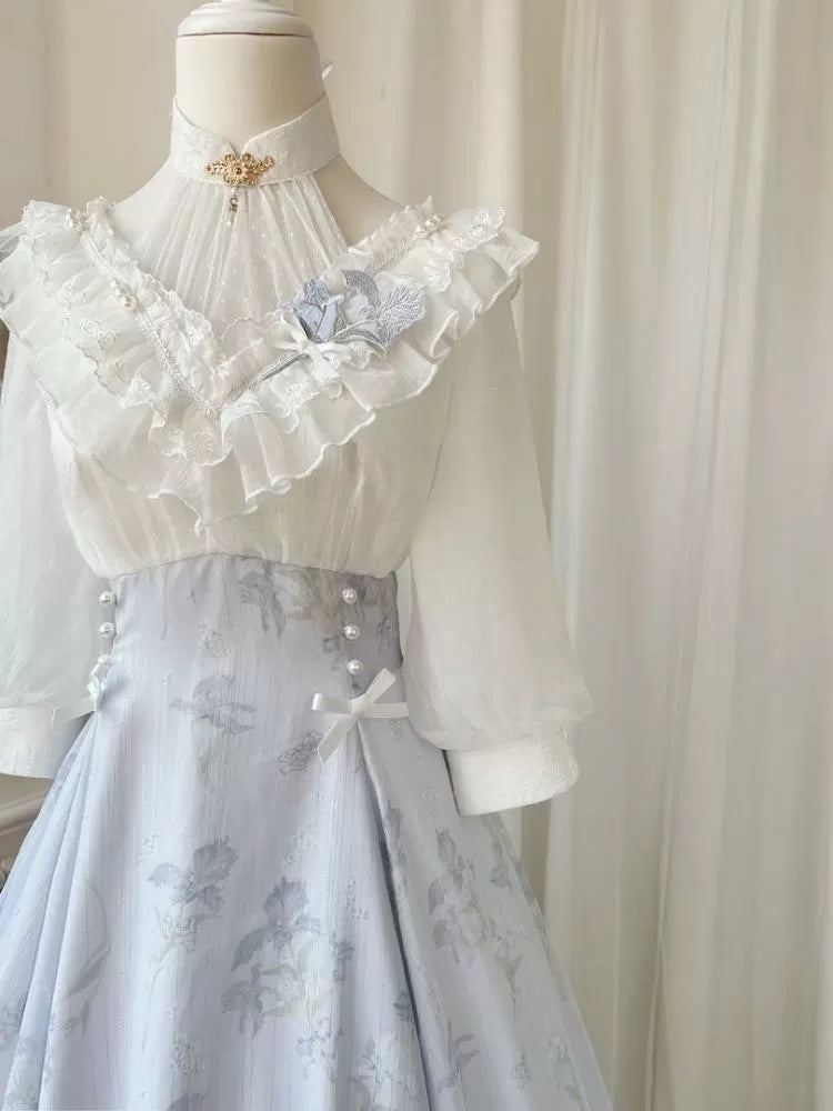 Weißes und violettes Edward Neckholder-Sommerkleid mit Blumenmuster