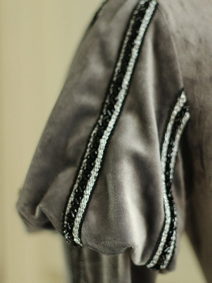 グレーのエンパイアウエスト、エレガントなロリータスクエアネックライン、ジュリエットスリーブ、ベルベットドレス