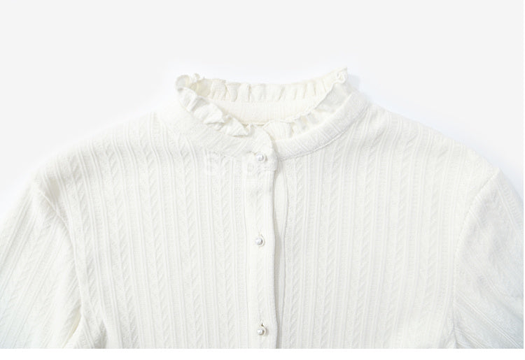 ホワイトのフリルネックラインブラウス