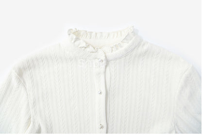 ホワイトのフリルネックラインブラウス