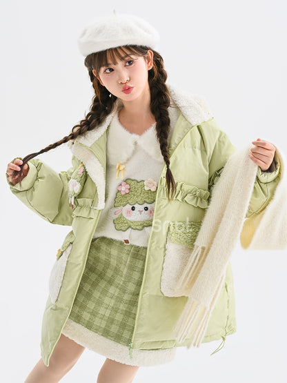 Grüner süßer Daunenmantel mit Kapuze und Rüschenbesatz