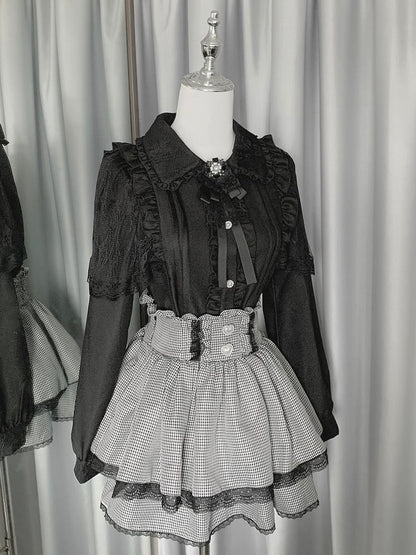 Kei + Jirai Plisseerock-Outfit mit gestuften Details in Schwarz mit Karomuster – Schwarz-weißes Hemd