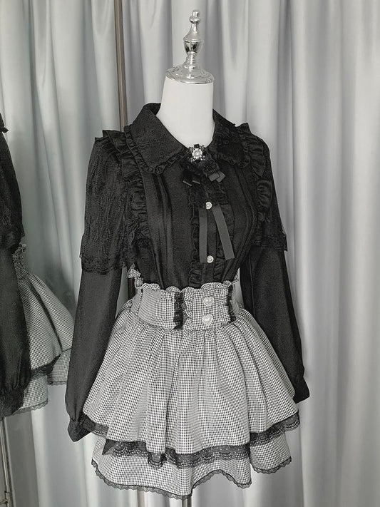 ティアードディテールのブラックチェック柄 Kei + Jirai プリーツスカート アウトフィット - ブラックホワイトシャツ