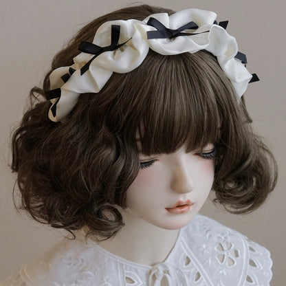 ホワイトフリルKCトリムブラックリボン付き