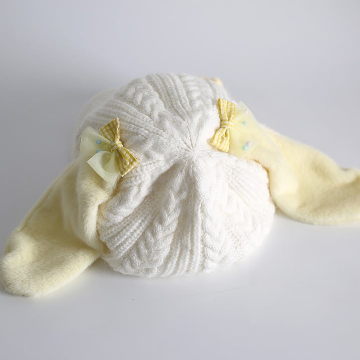 クリームイエローのかわいいウサギ耳ベレー帽とウサギのぬいぐるみ