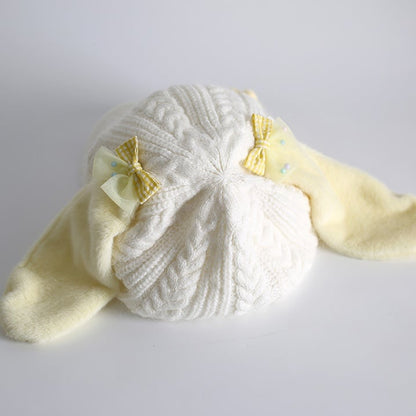 クリームイエローのかわいいウサギ耳ベレー帽とウサギのぬいぐるみ