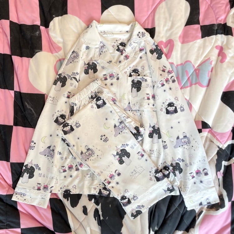 ホワイトレーストリムの漫画風パジャマセット