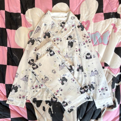 ホワイトレーストリムの漫画風パジャマセット