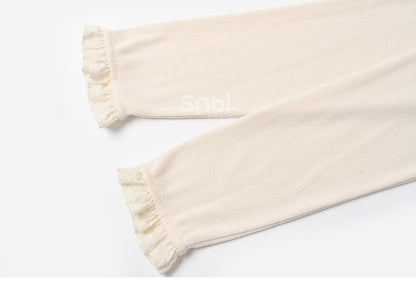 Beiges Slim-Fit-Top mit Spitzenbesatz und Rundhalsausschnitt