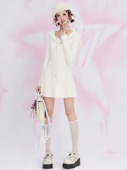 Aprikosenfarbenes Strickkleid mit Matrosenkragen und hoher Taille