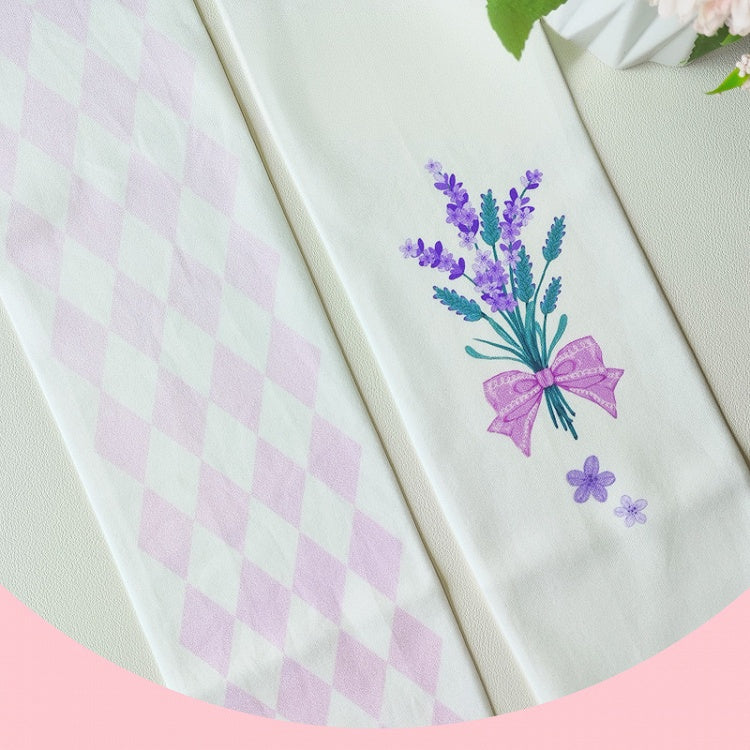 Overknee-Strümpfe mit Rautenmuster in Weiß und Rosa mit Lavendel-Print