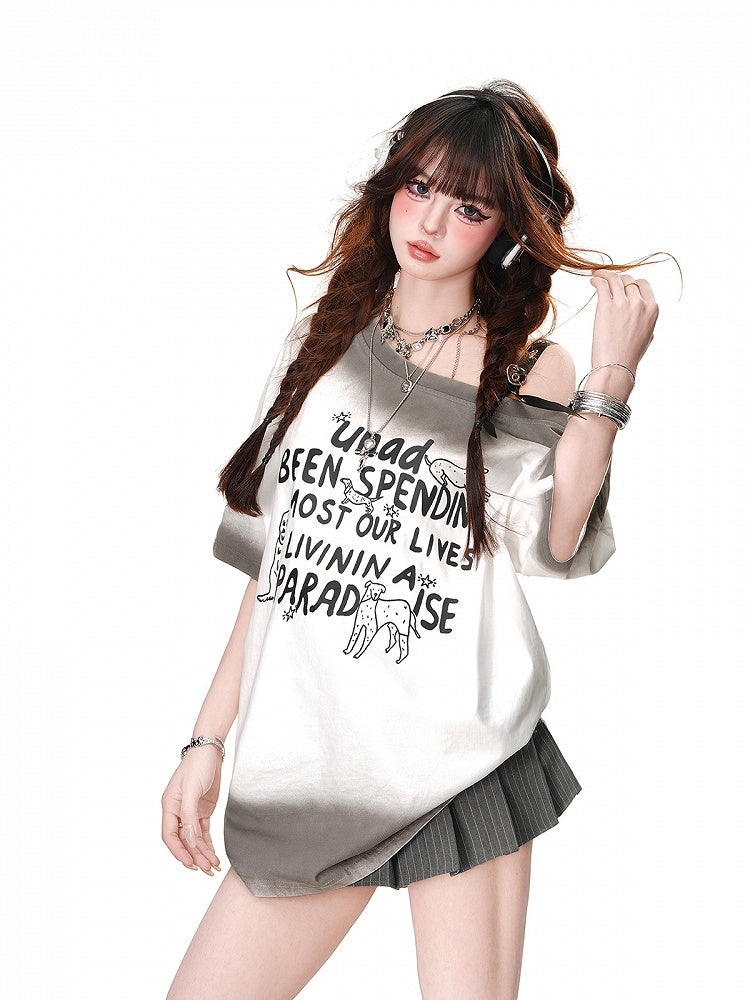 T-Shirt mit Herzschnalle, weiß/schwarz, lockerer, asymmetrischer Ausschnitt, entzückender Welpendruck