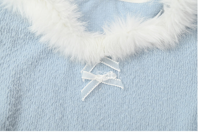 Blaues, langärmliges Oberteil mit Plüschbesatz am Ausschnitt und Schleifendetails