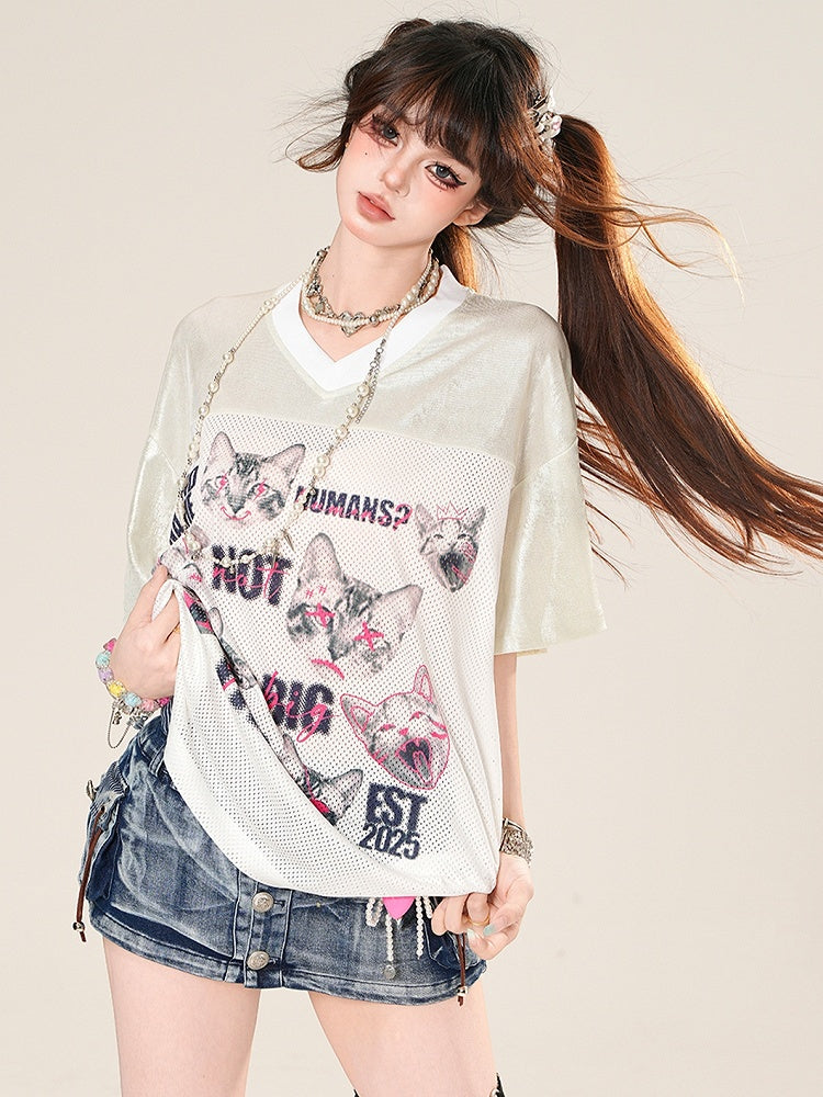 Vネックの猫柄デイリーカワイイプリントTシャツと文字ホワイト