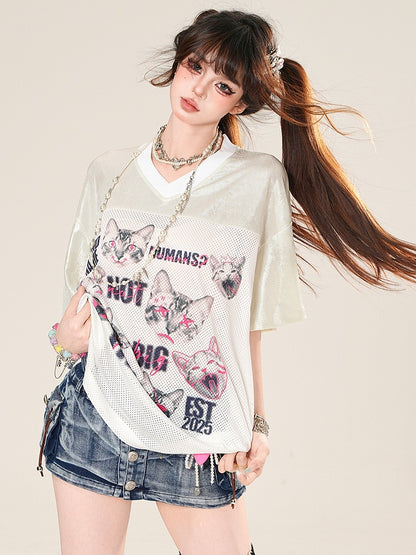 Vネックの猫柄デイリーカワイイプリントTシャツと文字ホワイト