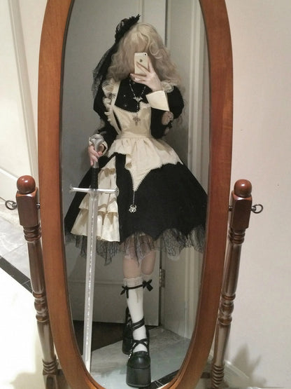 黒の曲線模様の蜘蛛の巣裾のダークメイドロリータドレス（ベージュのエプロン付き）
