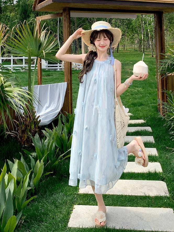 Blaues Neckholder-Kleid aus Chiffon mit floralen Akzenten