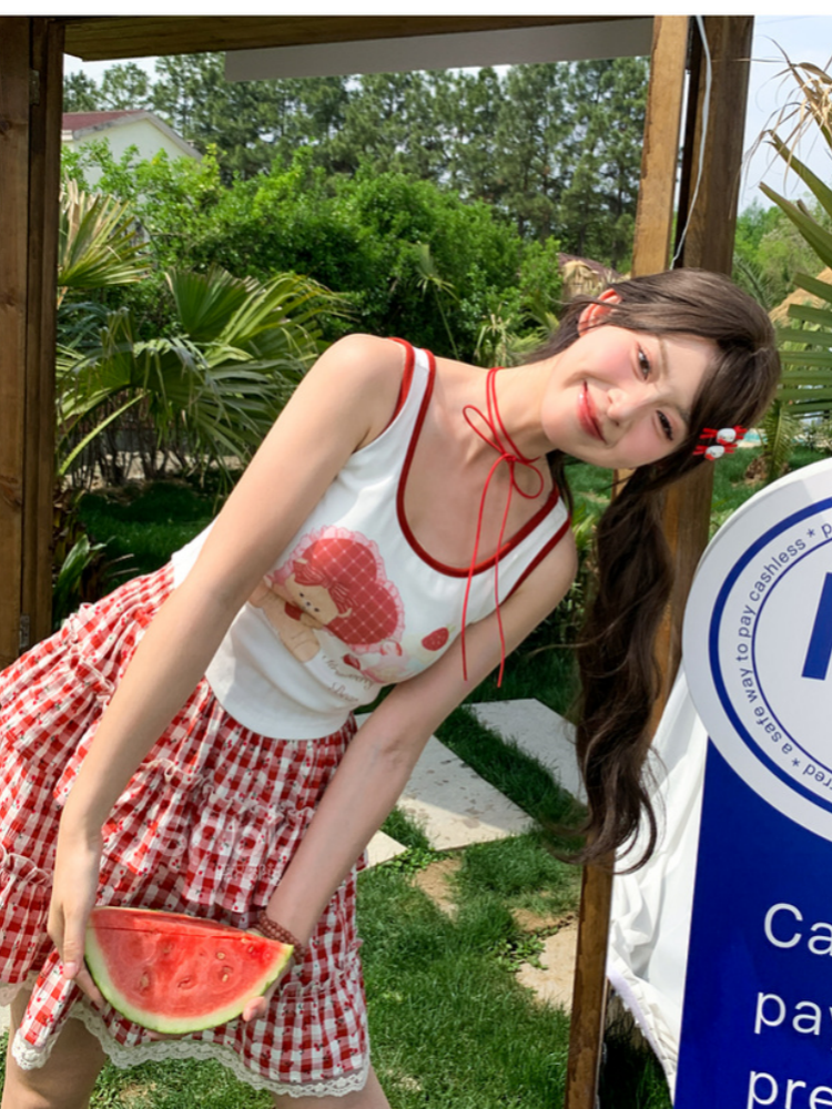 スイートなチェック柄ティアードスカート。レッドのトリム。全体にチェリープリントのレース。