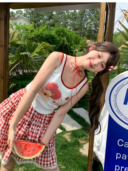 スイートなチェック柄ティアードスカート。レッドのトリム。全体にチェリープリントのレース。