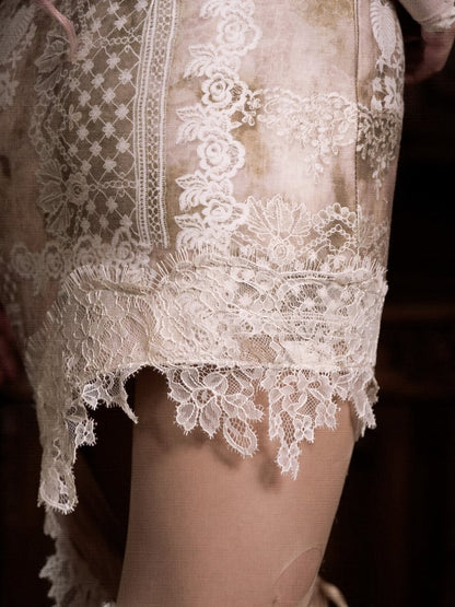 サイドレーススカートとカットアウトアクセントのリボンピンクハート型