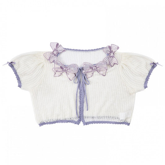Lilafarbenes Oberteil mit Schleifenapplikation am Ausschnitt und kurzen Ärmeln