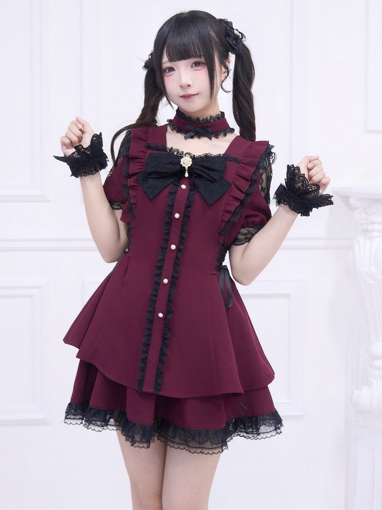 Schwarzes Side-Kei-Kleid mit Besatz: Weinroter Schnürrock und dazu passender roter Spitzen-Minirock Jirai