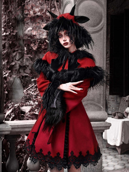 黒いアンテロープの角と耳、赤い悪魔のふわふわの帽子