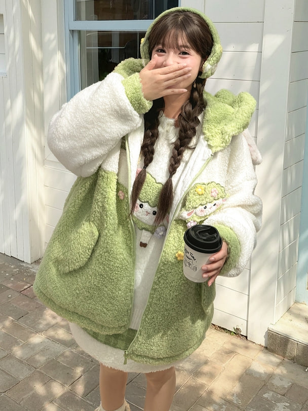 キュートなラムアップリケのホワイト＆グリーンカラーブロックデザインフリースジップパーカー