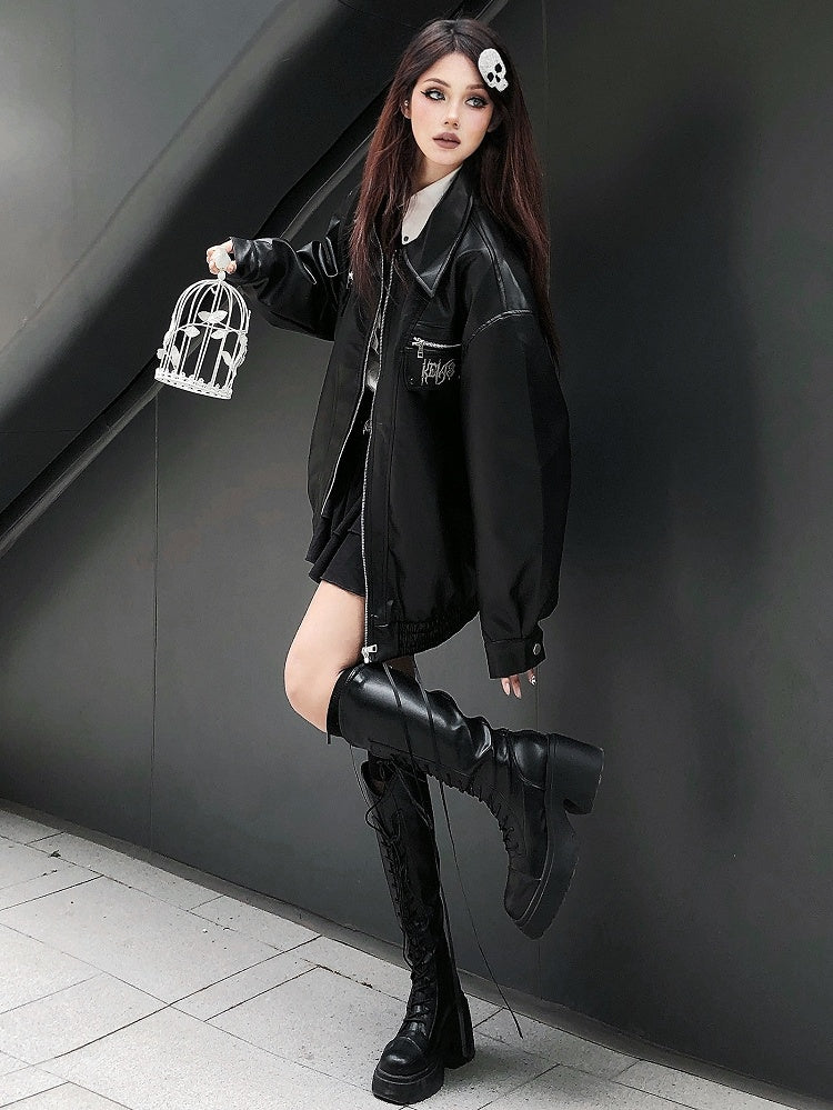 パンクなブラックメタル文字があしらわれたモトジャケット