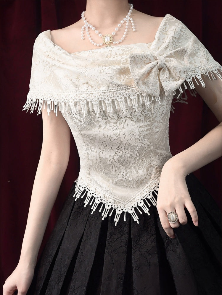 Aprikosenfarbenes, asymmetrisches Top mit schulterfreiem Ausschnitt