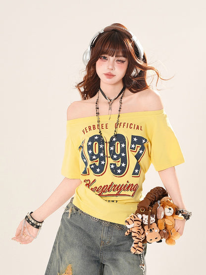 イエローのオフショルダーナンバープリントTシャツネックライン