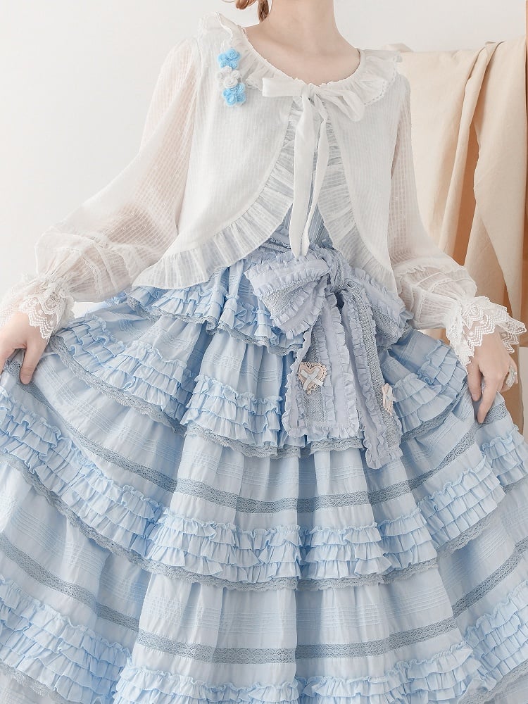 Weißes Oberteil mit Volantbesatz und Knopfleiste, selbstbindendem Ausschnitt und langen Ärmeln