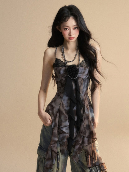 Schwarzes, asymmetrisches Camisole-Top mit Volantsaum und Blumenverzierung