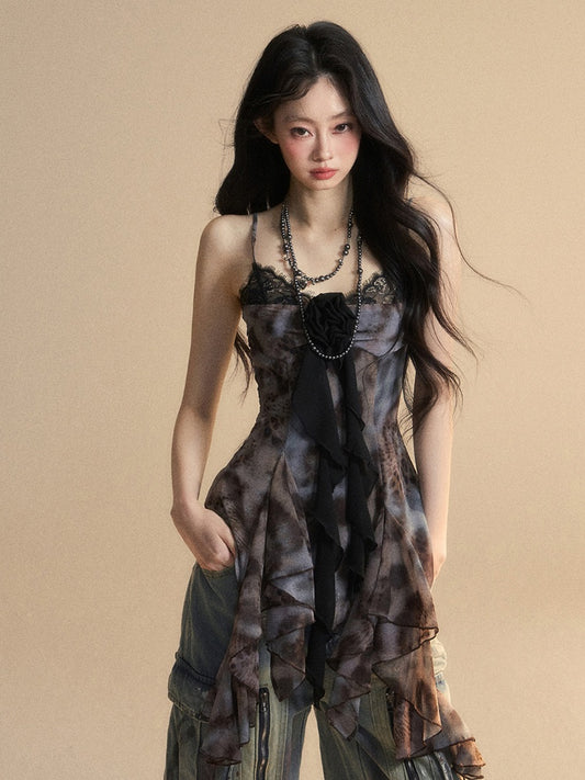 Schwarzes, asymmetrisches Camisole-Top mit Volantsaum und Blumenverzierung