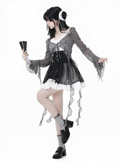 カスケードフリルアクセントのチャイナドレス、花柄ブローチ付きシフォントップス、グレー