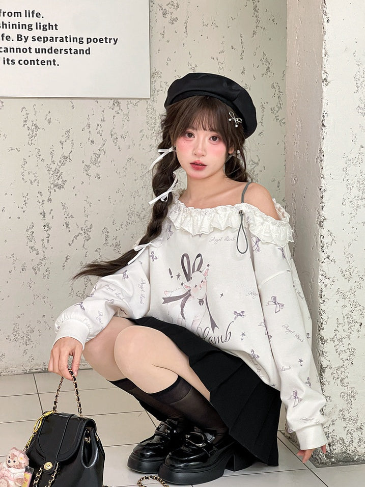 フリル付きアシンメトリーラム＆リボンプリントのホワイトネックラインスウェットシャツ