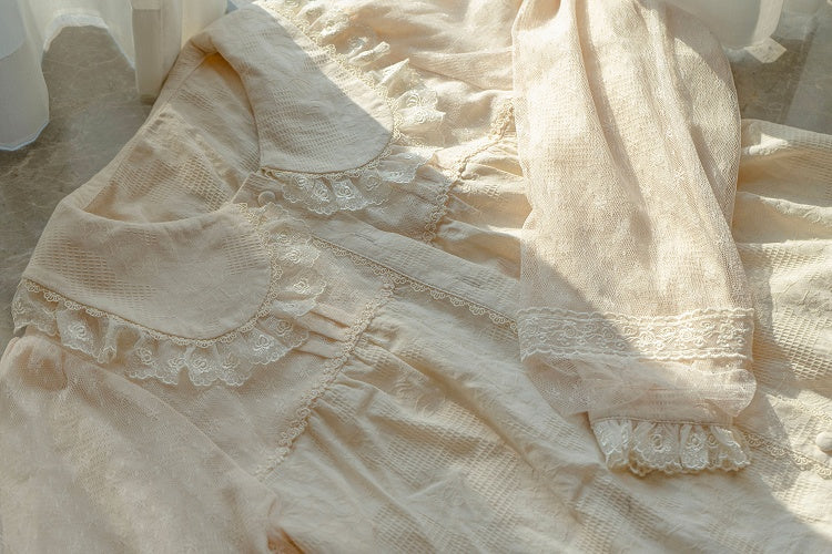 ベージュのラウンドフラットカラー長袖コットンブラウス