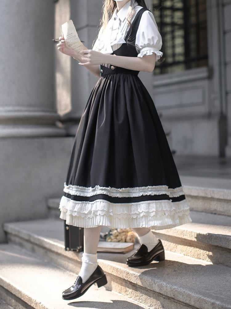Schwarzes Overallkleid im Preppy-Stil mit hoher Taille und beigem Spitzenbesatz