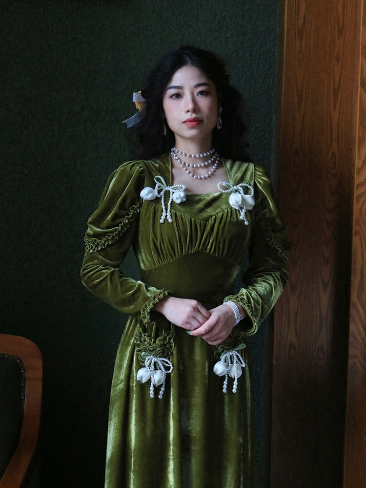 Dunkelgrünes Vintage-Samtkleid mit hoher Taille und quadratischem Ausschnitt